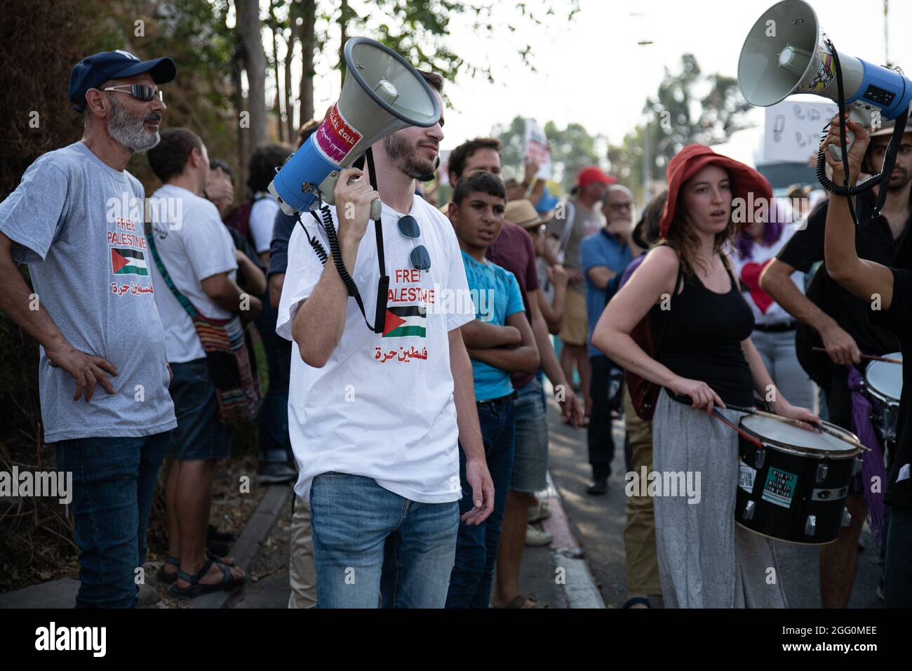 Jewish and Palestinian protestors in Sheikh Jarach during the weekly protest in front of the Israeli Police checkpoint at the entrance to the neigberhood - which is monitoring entrance of non-residents since last April. Sheikh Jarach. Jerusalem, Israel. 28th Aug 2021. (Photo by Matan Golan/Alamy Live News) Stock Photo