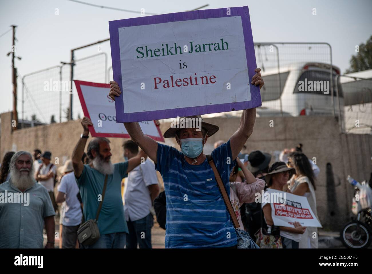 Jewish and Palestinian protestors in Sheikh Jarach during the weekly protest in front of the Israeli Police checkpoint at the entrance to the neigberhood - which is monitoring entrance of non-residents since last April. Sheikh Jarach. Jerusalem, Israel. 28th Aug 2021. (Photo by Matan Golan/Alamy Live News) Stock Photo