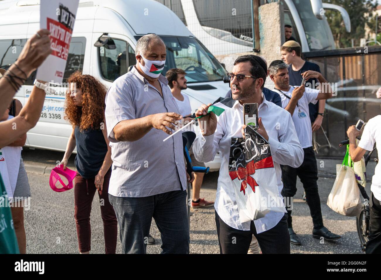 Jewish and Palestinian protestors in Sheikh Jarach during the weekly protest in front of the Israeli Police checkpoint at the entrance to the neigberhood - which is monitoring entrance of non-residents since last April. Sheikh Jarach. Jerusalem, Israel. 28th Aug 2021. (Photo by Matan Golan/Alamy Live News) Stock Photo