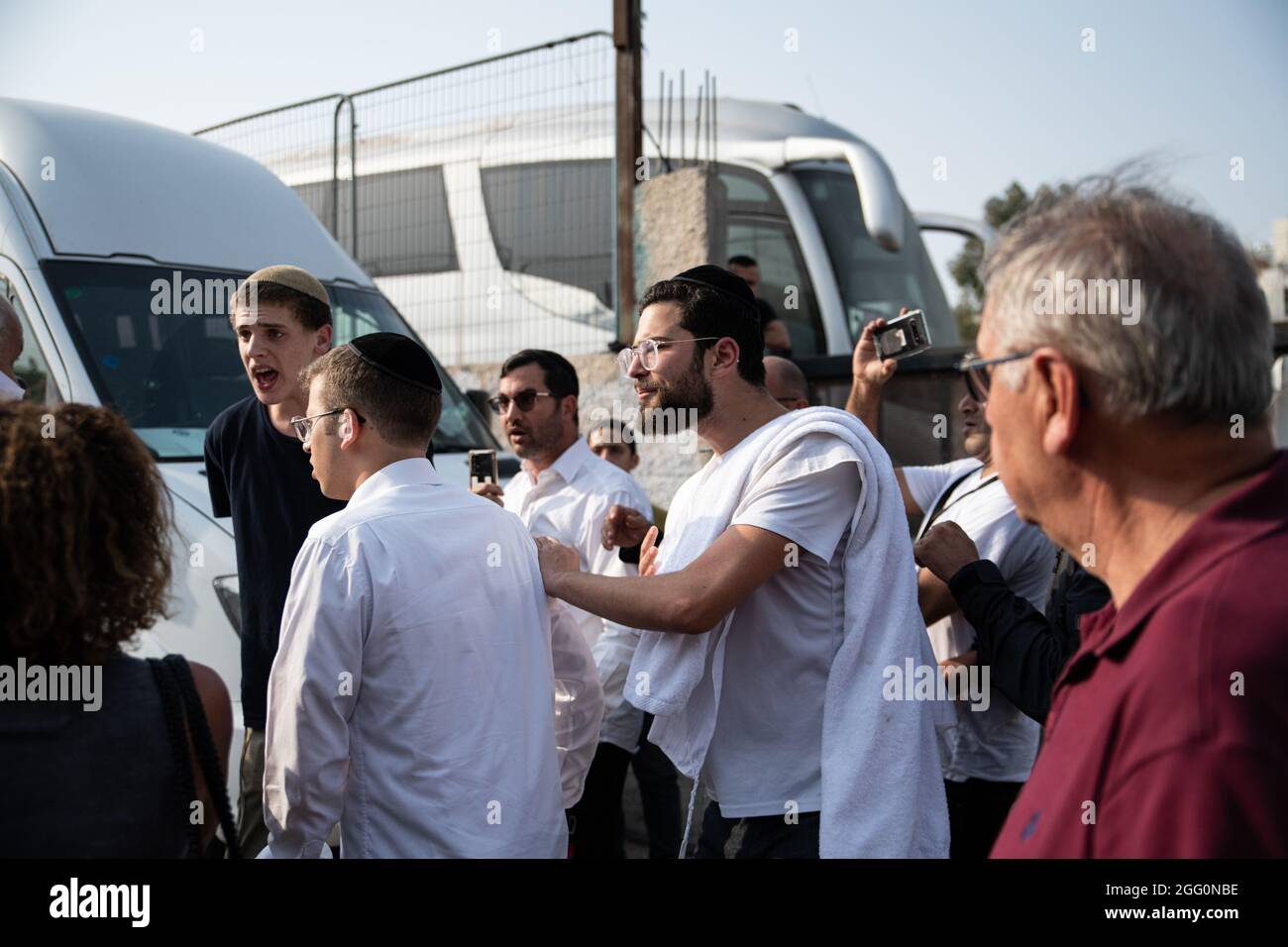 Jewish and Palestinian protestors in Sheikh Jarach during the weekly protest in front of the Israeli Police checkpoint at the entrance to the neigberhood - which is monitoring entrance of non-residents since last April. Sheikh Jarach. Jerusalem, Israel. 28th Aug 2021. (Photo by Matan Golan/Alamy Live News) Stock Photo