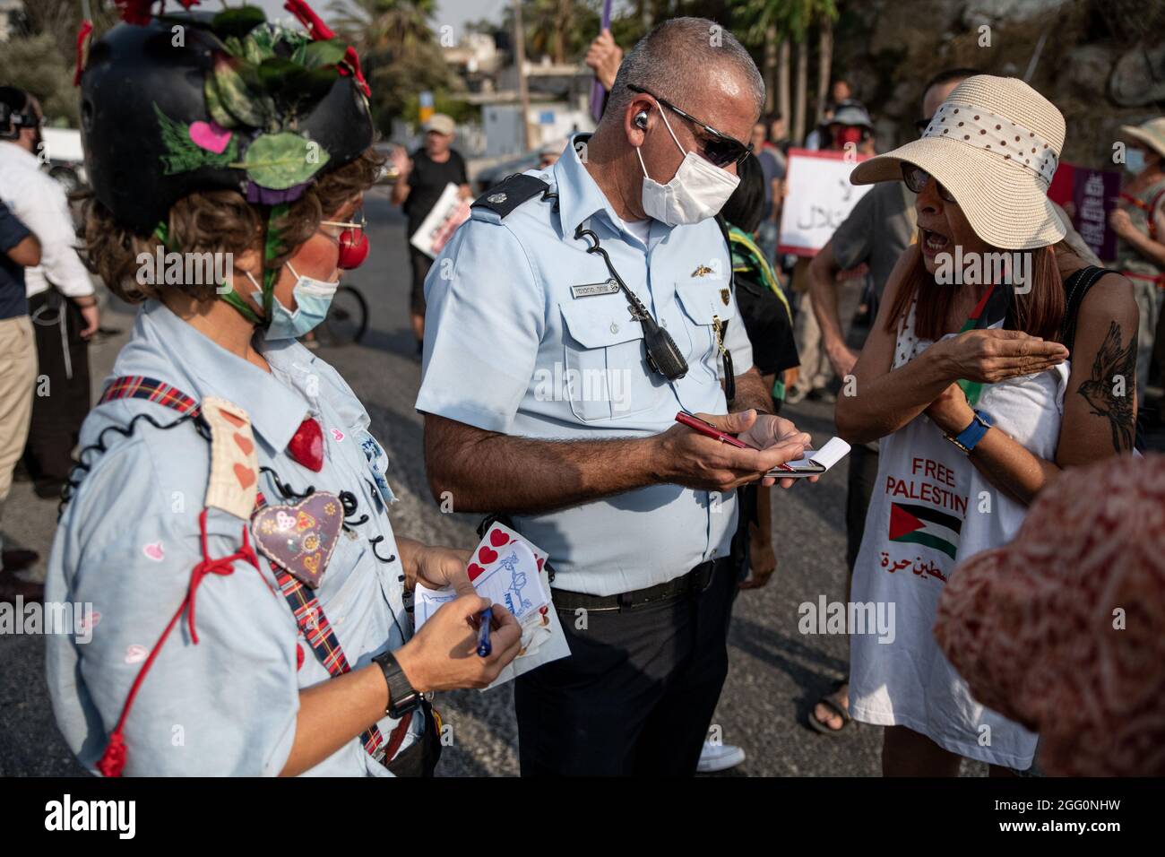 Jewish and Palestinian protestors in Sheikh Jarach during the weekly protest in front of the Israeli Police checkpoint at the entrance to the neigberhood - which is monitoring entrance of non-residents since last April. Sheikh Jarach. Jerusalem, Israel. 28th Aug 2021. (Photo by Matan Golan/Alamy Live News) Stock Photo