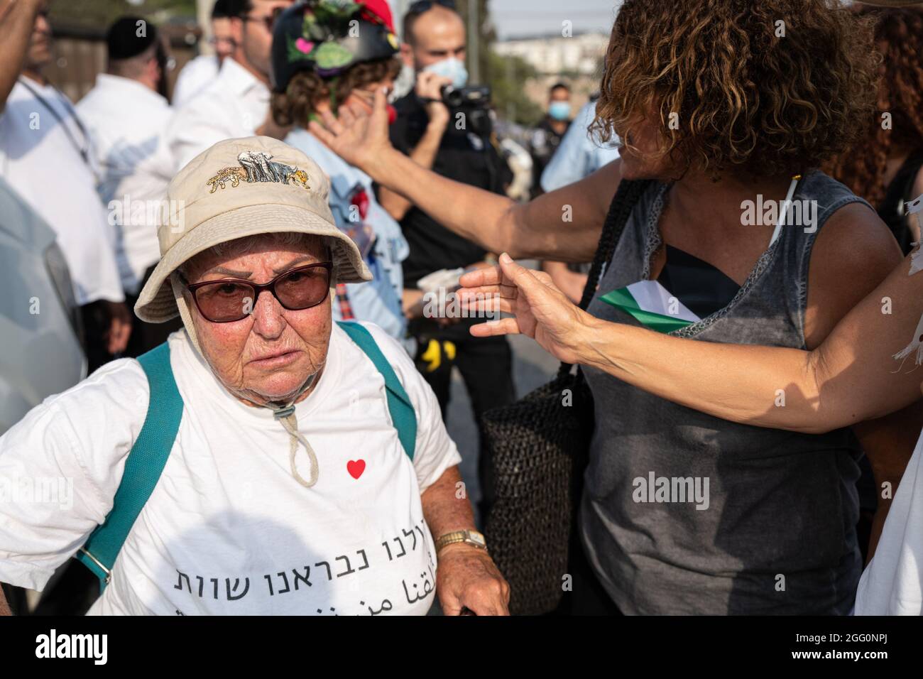 Jewish and Palestinian protestors in Sheikh Jarach during the weekly protest in front of the Israeli Police checkpoint at the entrance to the neigberhood - which is monitoring entrance of non-residents since last April. Sheikh Jarach. Jerusalem, Israel. 28th Aug 2021. (Photo by Matan Golan/Alamy Live News) Stock Photo