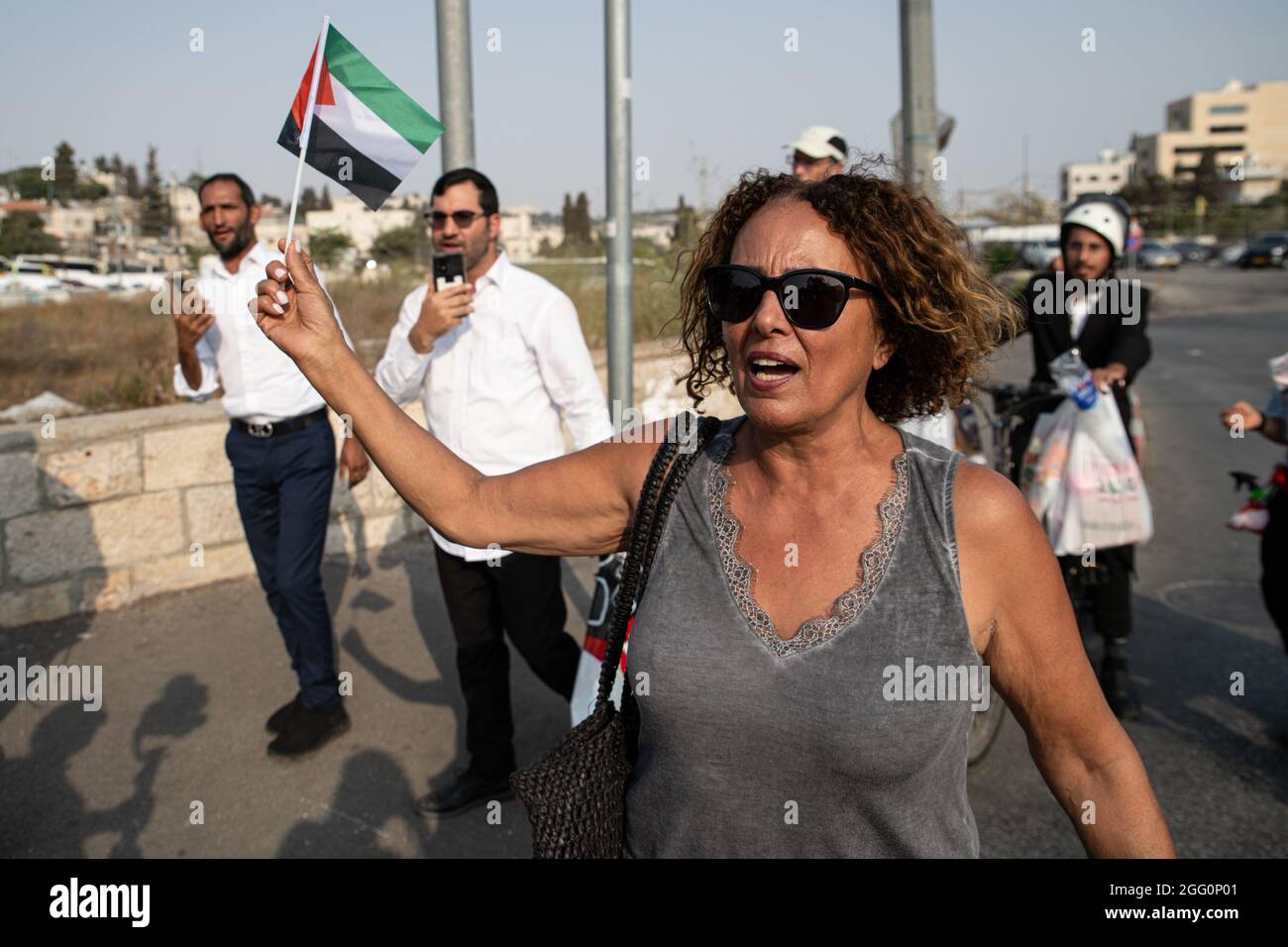 Jewish and Palestinian protestors in Sheikh Jarach during the weekly protest in front of the Israeli Police checkpoint at the entrance to the neigberhood - which is monitoring entrance of non-residents since last April. Sheikh Jarach. Jerusalem, Israel. 28th Aug 2021. (Photo by Matan Golan/Alamy Live News) Stock Photo