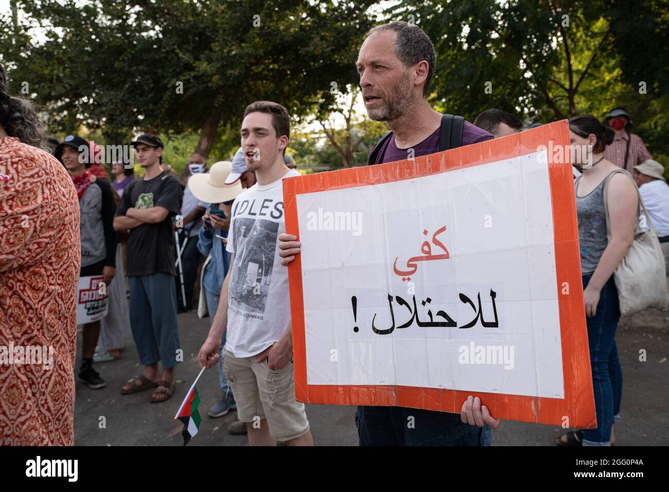 Jewish and Palestinian protestors in Sheikh Jarach during the weekly protest in front of the Israeli Police checkpoint at the entrance to the neigberhood - which is monitoring entrance of non-residents since last April. Sheikh Jarach. Jerusalem, Israel. 28th Aug 2021. (Photo by Matan Golan/Alamy Live News) Stock Photo