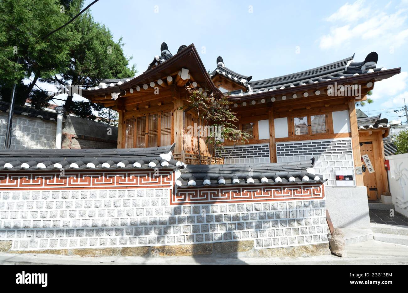 Beautiful Korean houses at the Bukchon Hanok Village in Seoul, Korea ...