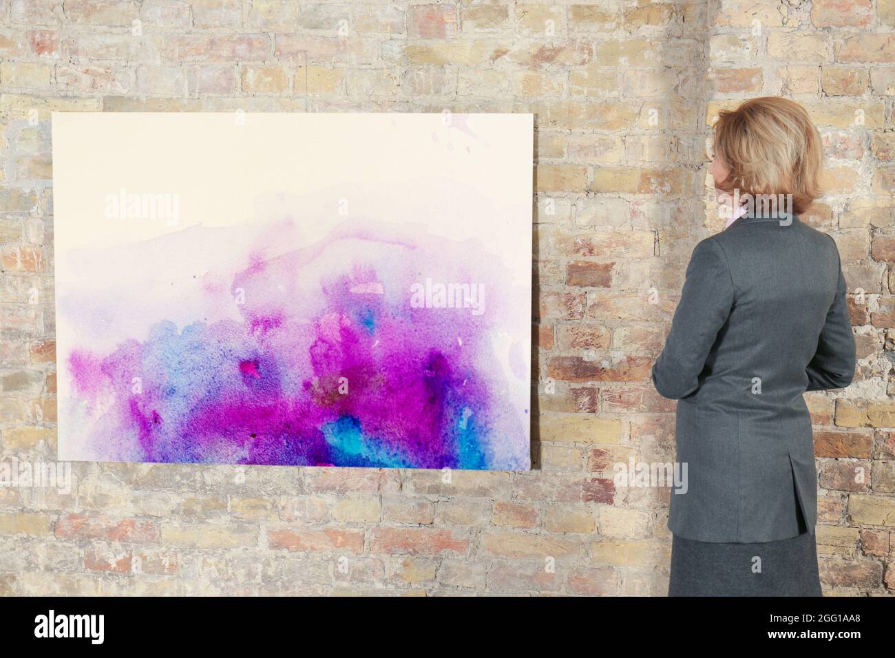 Beautiful woman in modern art gallery Stock Photo - Alamy