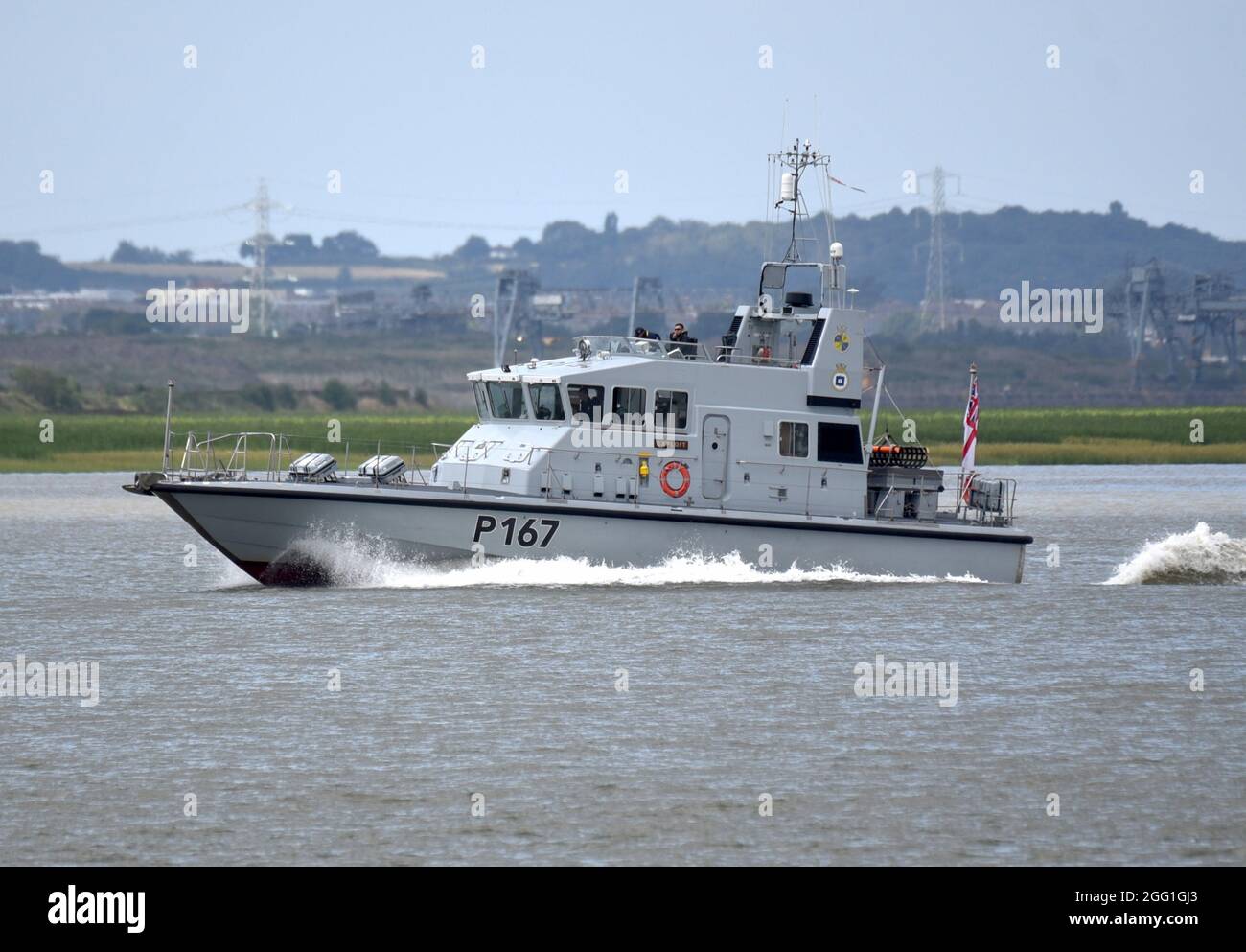 27/08/2021. Gravesend. HMS Exploit (P167) a Royal Navy Archer-Class patrol Boat setting the pace in Gravesend Reach. Stock Photo