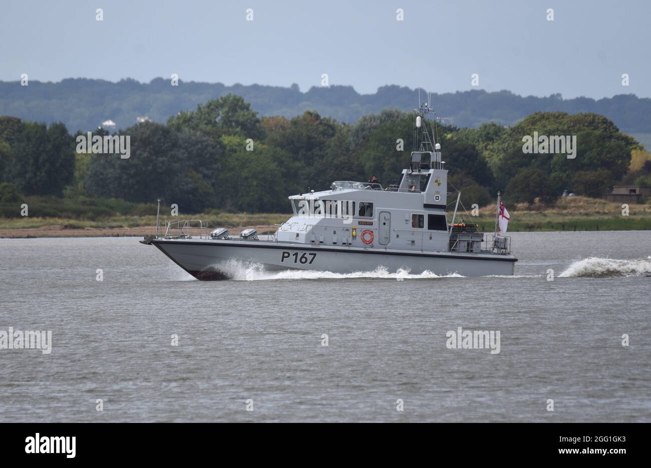 27/08/2021. Gravesend. HMS Exploit (P167) a Royal Navy Archer-Class patrol Boat setting the pace in Gravesend Reach. Stock Photo