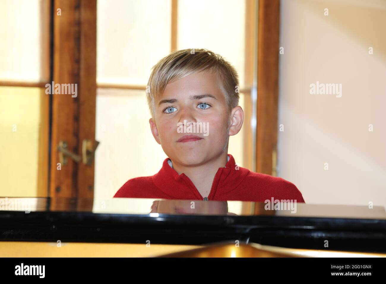 Phil Schaller bei den Proben zur 4. Windflüchter Charity Gala zu Gunsten der Stiftung ‚Betroffen‘ im Carl-Wilhelm-Scheele-Saal – HOTEL SCHEELEHOF.Stra Stock Photo