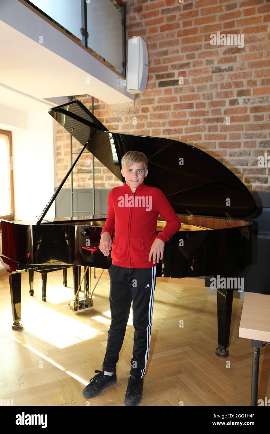 Phil Schaller bei den Proben zur 4. Windflüchter Charity Gala zu Gunsten der Stiftung ‚Betroffen‘ im Carl-Wilhelm-Scheele-Saal – HOTEL SCHEELEHOF.Stra Stock Photo