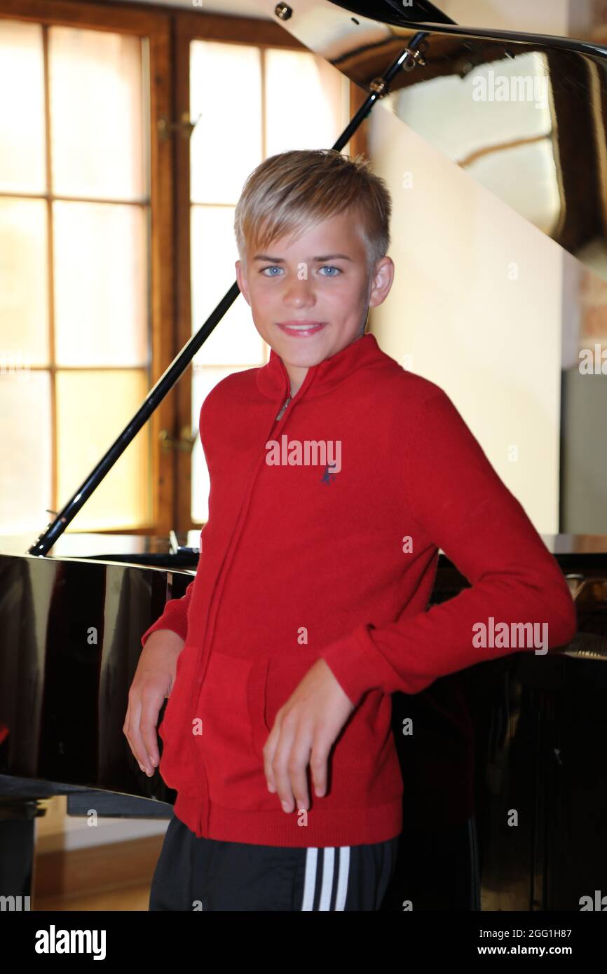 Phil Schaller bei den Proben zur 4. Windflüchter Charity Gala zu Gunsten der Stiftung ‚Betroffen‘ im Carl-Wilhelm-Scheele-Saal – HOTEL SCHEELEHOF.Stra Stock Photo