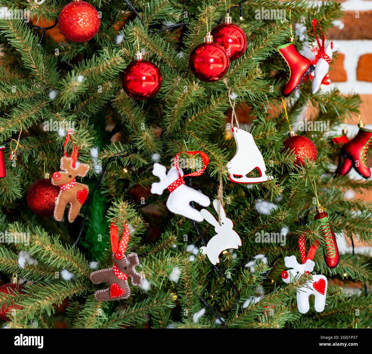 Christmas Tree With Presents In 2022 Stock Photo - Alamy