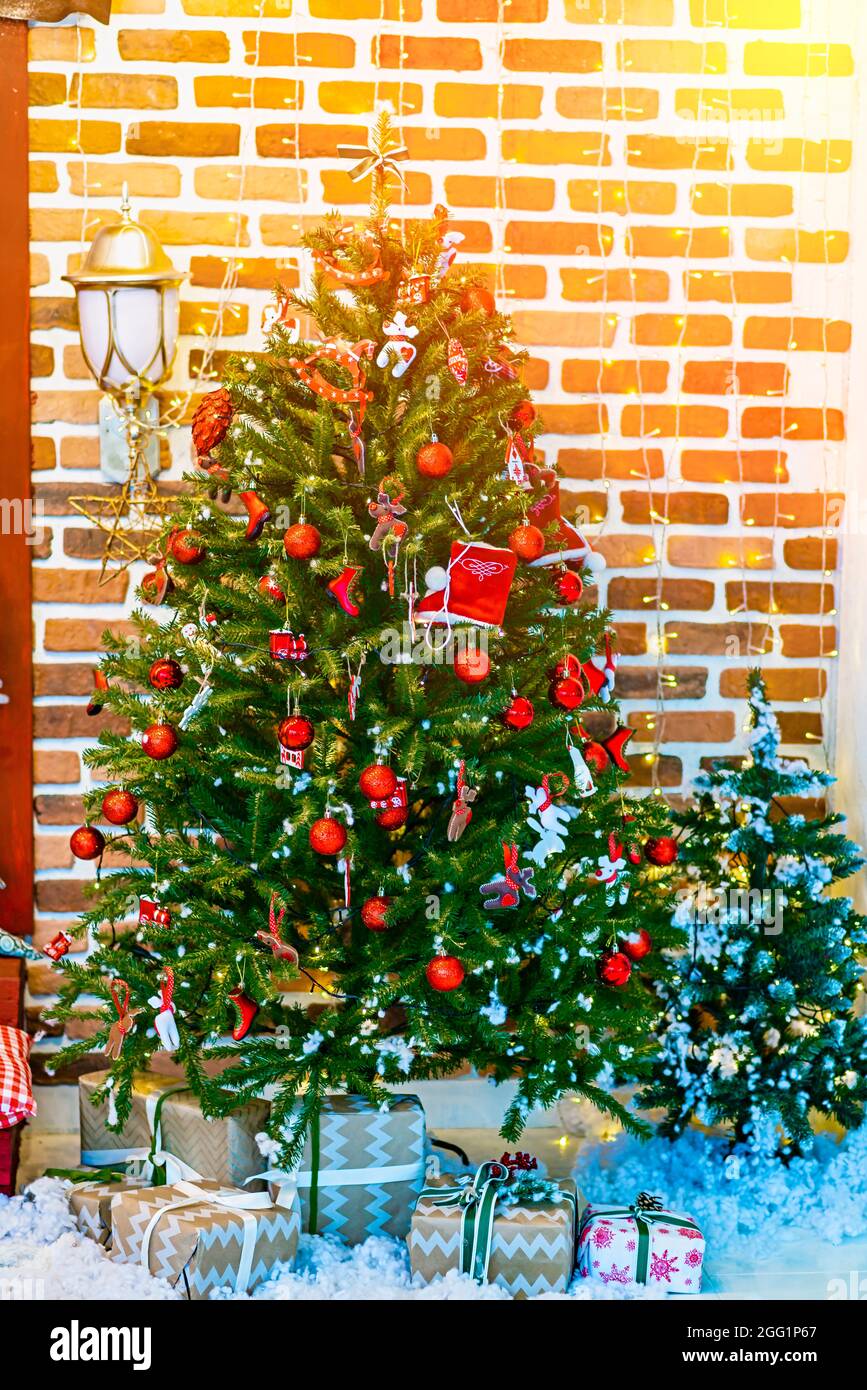 Christmas Tree With Presents In 2022 Stock Photo - Alamy