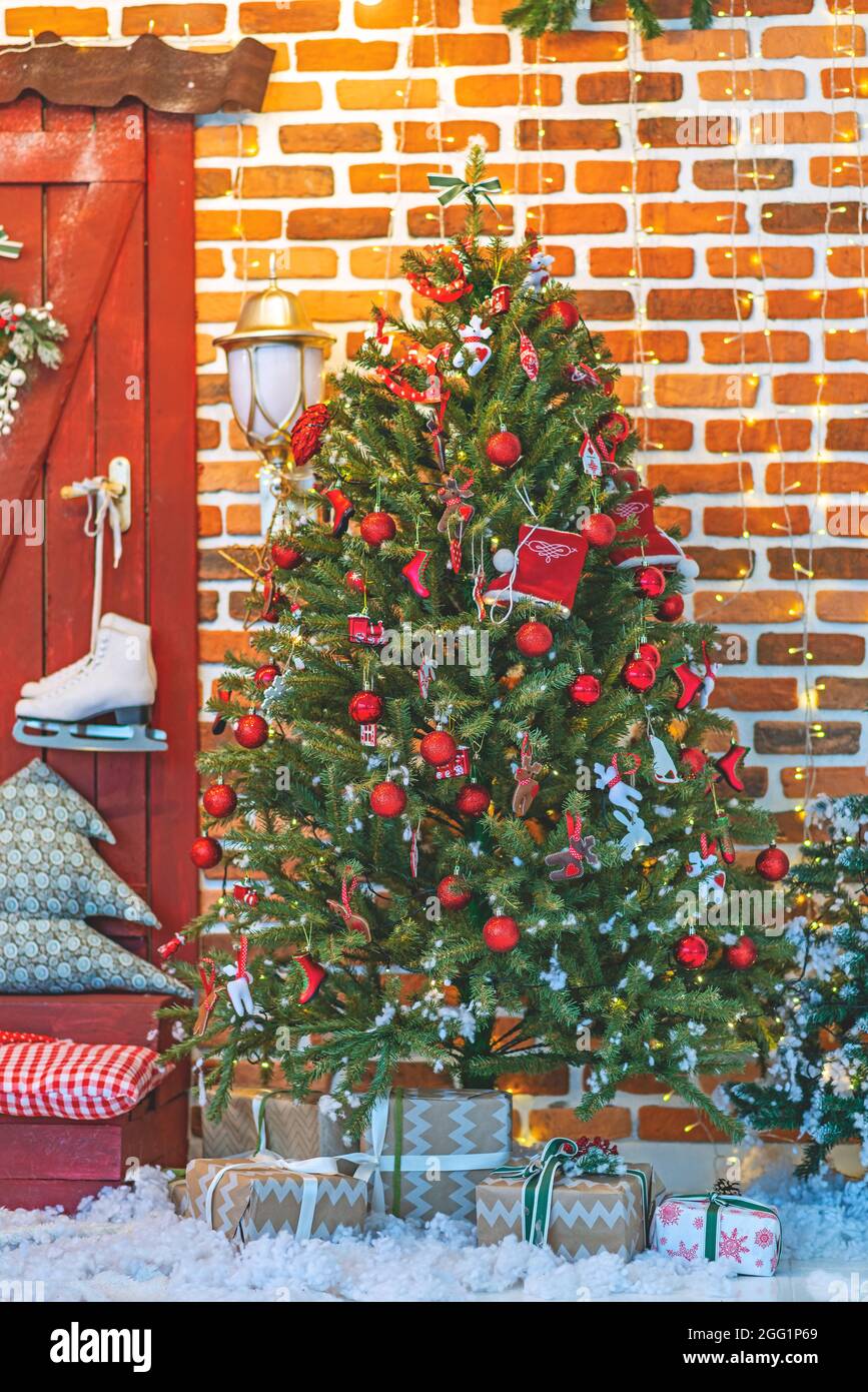 Christmas Tree With Presents In 2022 Stock Photo - Alamy