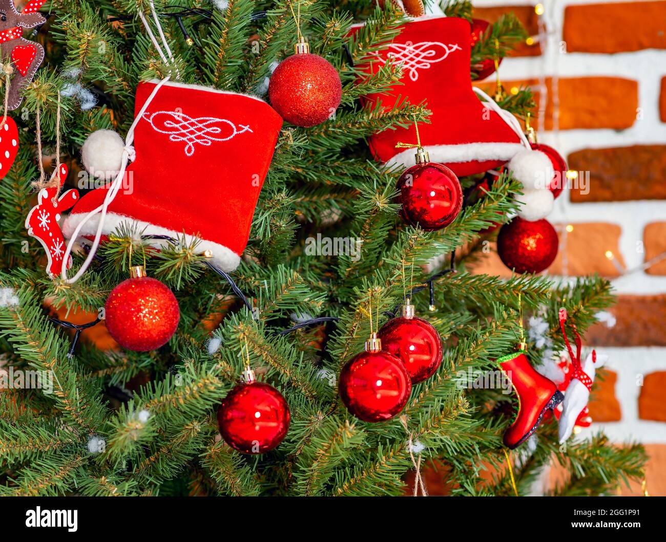 Christmas Tree Ideas With Red 2022 Christmas Tree With Presents In 2022 Stock Photo - Alamy