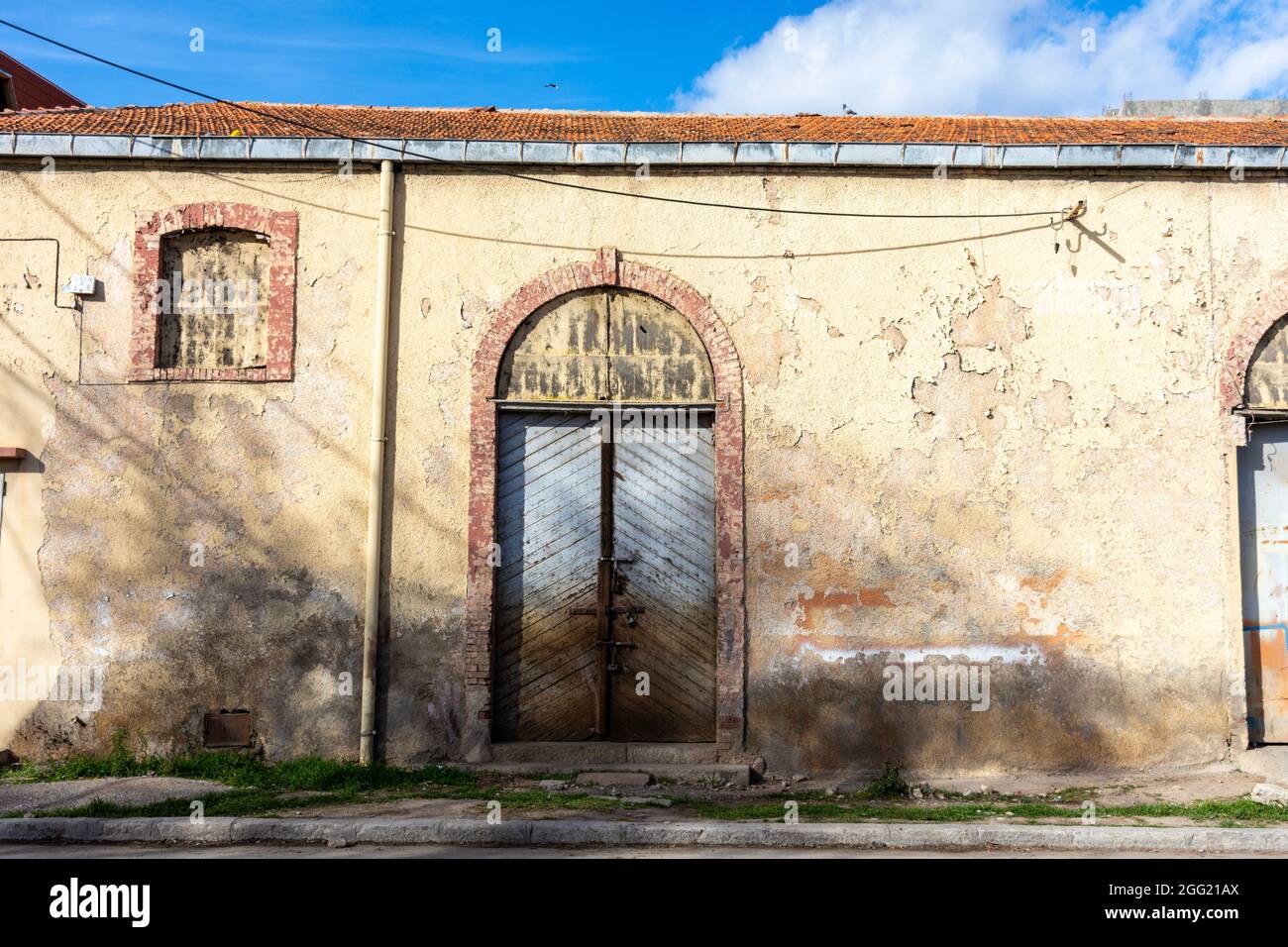 Vintage wooden door window hi-res stock photography and images - Alamy