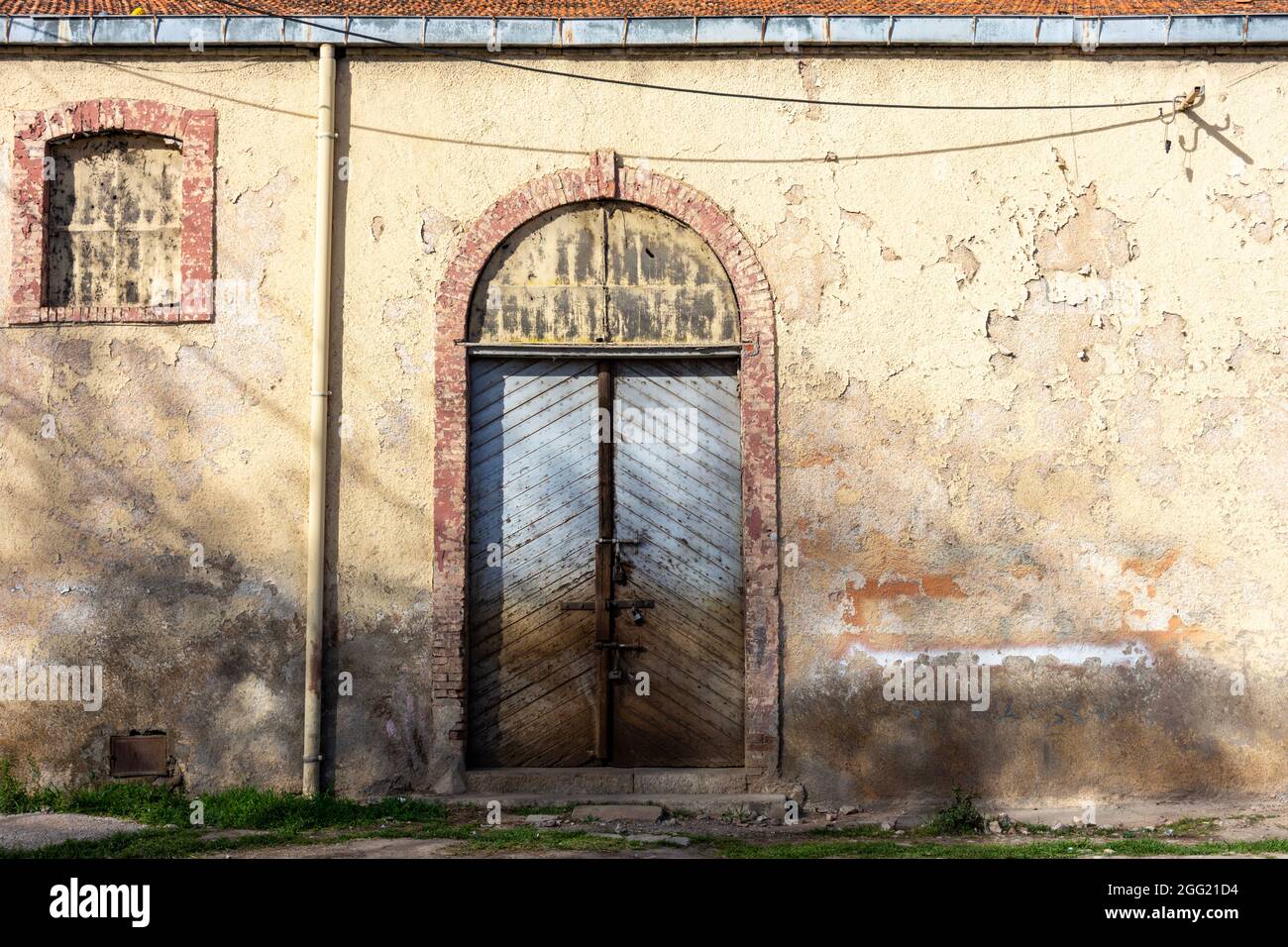 Vintage doors hi-res stock photography and images - Alamy
