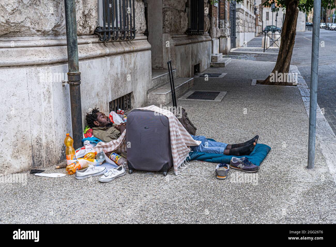 Rome Italy Uk 28 August 2021 A Homeless Man Sleeps Half Naked In A Residential District Of