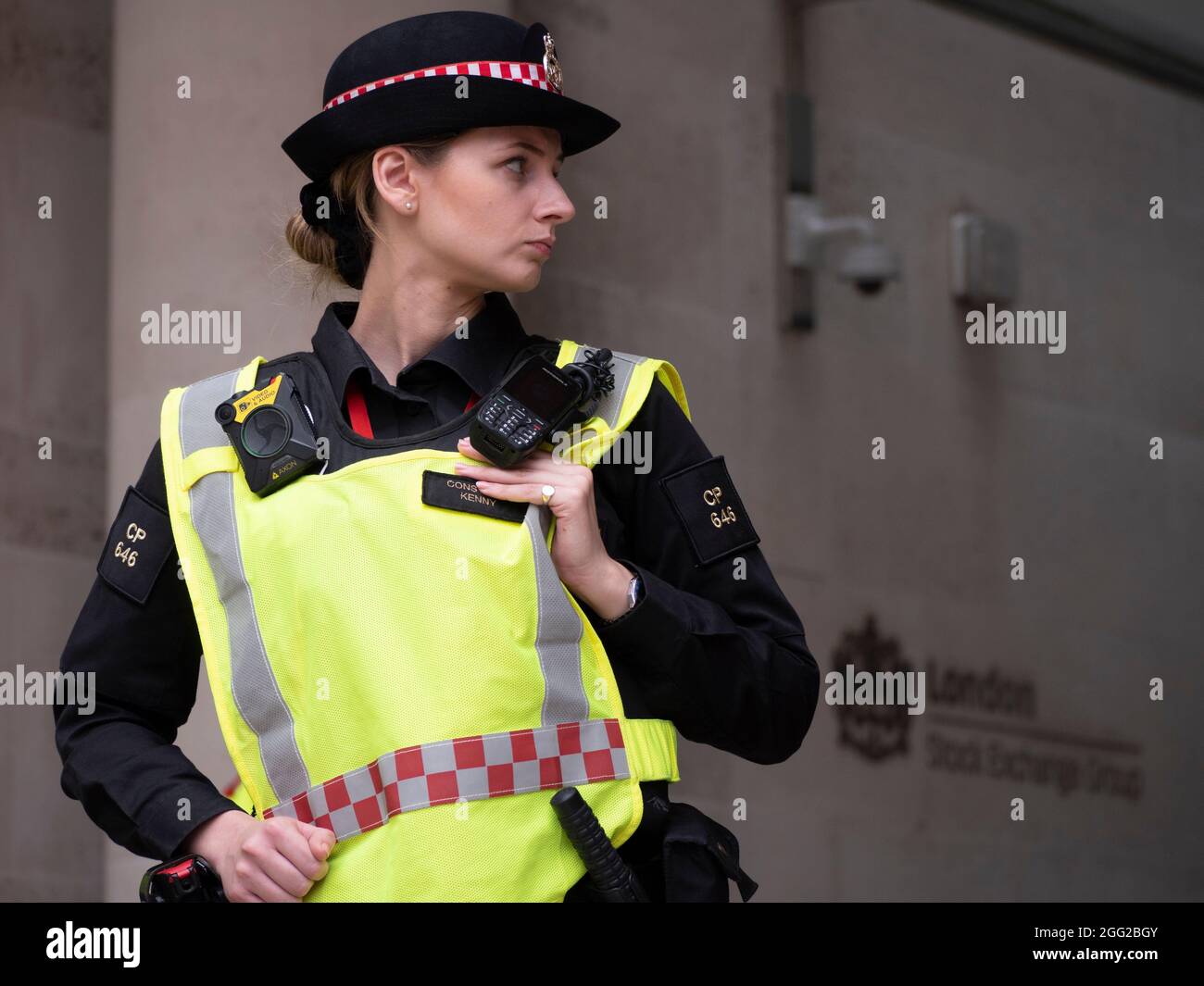 Police officer outside hi-res stock photography and images - Alamy