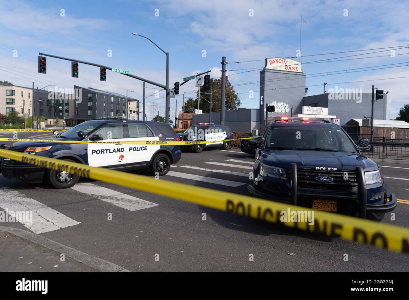 Portland, USA. 27th Aug, 2021. Police cruisers block an intersection after a deadly shootout that left one officer wounded in Portland, Oregon. Earlier in the day, the DEA served a warrant to a man in an apartment complex, soon after, Portland Police were called in for back-up and a shootout ensued, leaving one Portland Police Officer wounded. The suspect was pronounced dead at the scene. Portland, Oregon, USA, August 27th, 2021 (Mathieu Lewis-Rolland/SIPA USA) Credit: Sipa USA/Alamy Live News Stock Photo