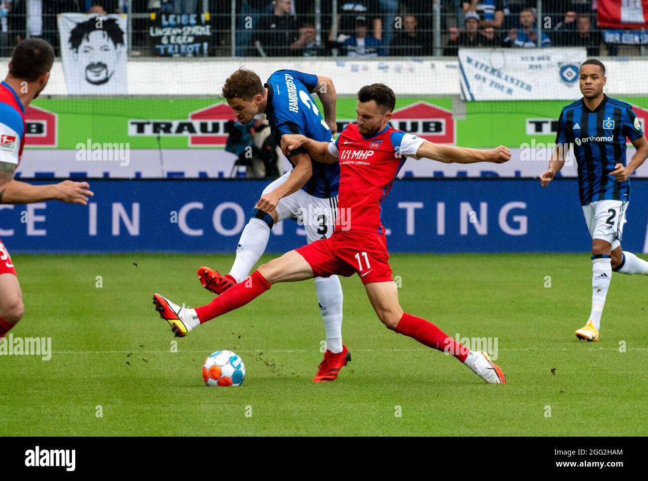 Heidenheim, Germany. 26th Aug, 2021. Football: 2. Bundesliga, 1. FC  Heidenheim - Hamburger SV, Matchday 5 at Voith-Arena. Heidenheim's Denis  Thomalla (r) and Hamburg's Moritz Heyer fight for the ball. Credit: Stefan