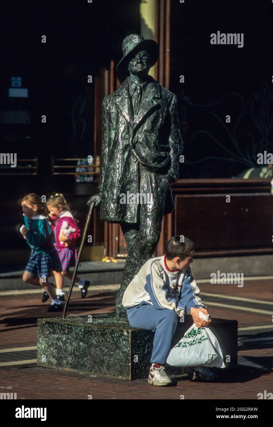 James Joyce als Statue vor dem bekannten Cafe Kylemore in der Fußgängerzone von Dublin. - James Joice statue in front of famous Cafe Kylemore in Dublin centre Stock Photo