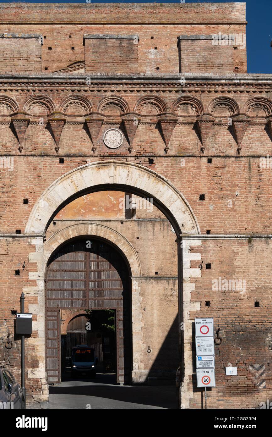 Porta Ovile, Imposing city gate from the 13th century with a curved arch  and battlements, Siena, Tuscany, Italy Stock Photo - Alamy