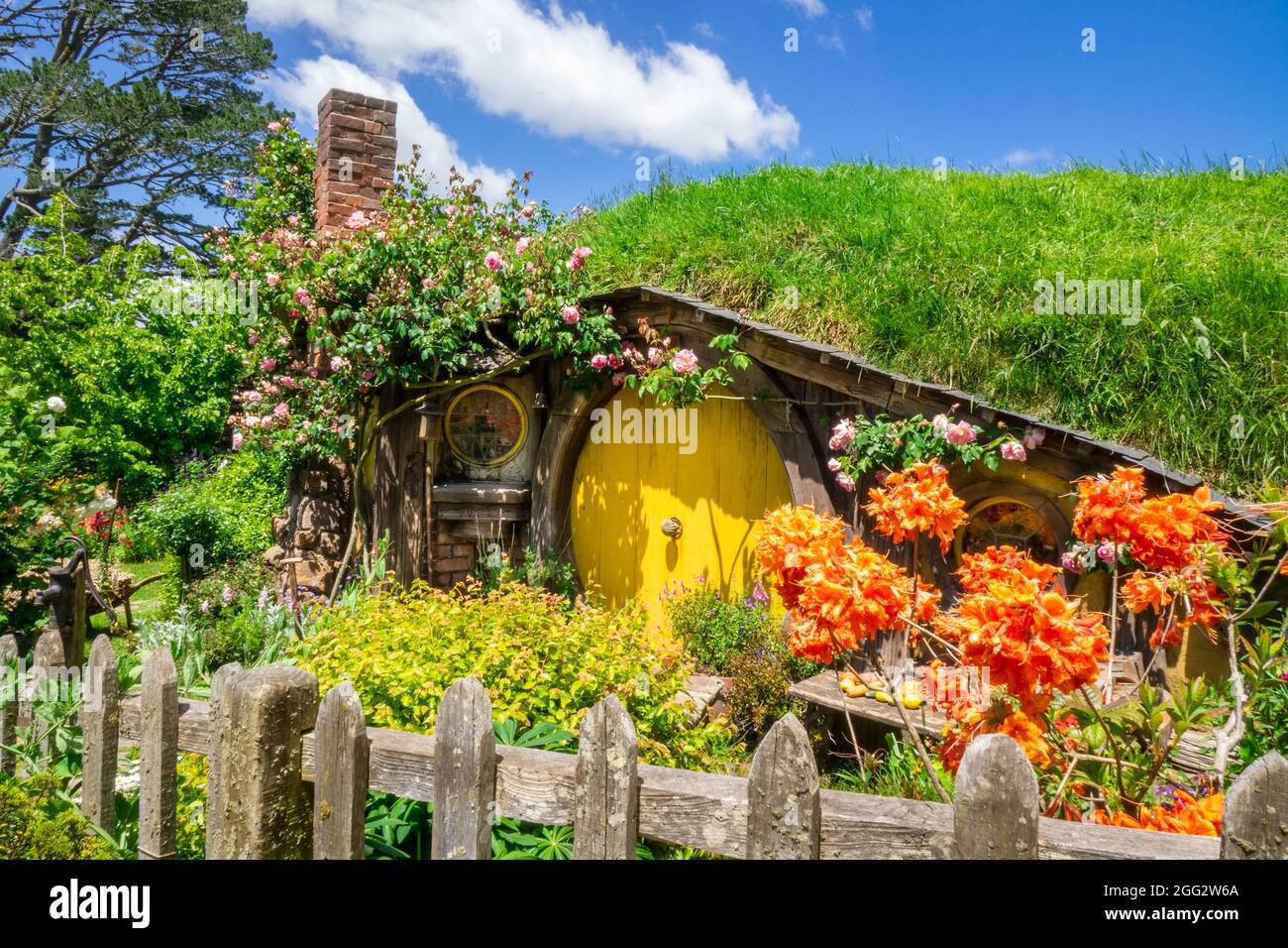 Yellow Door Hobbit Hole Home On The Hobbiton Movie Set For The Lord Of The Rings Movie Trilogy In Matamata New Zealand A Popular Tourist Attraction Stock Photo