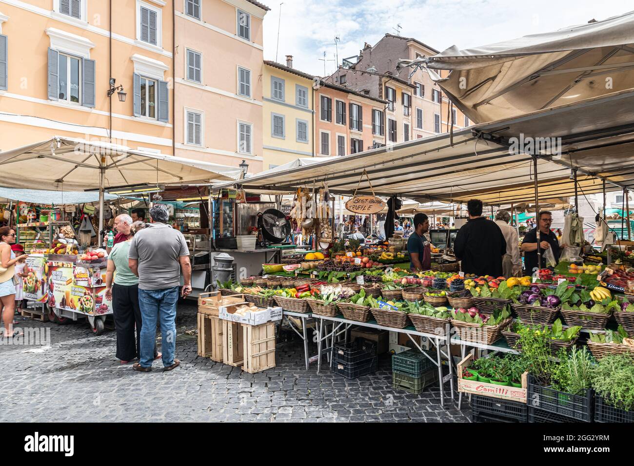 The suggestive and characteristic street market of Campo de Fiori in the  heart of Rome Stock Photo - Alamy