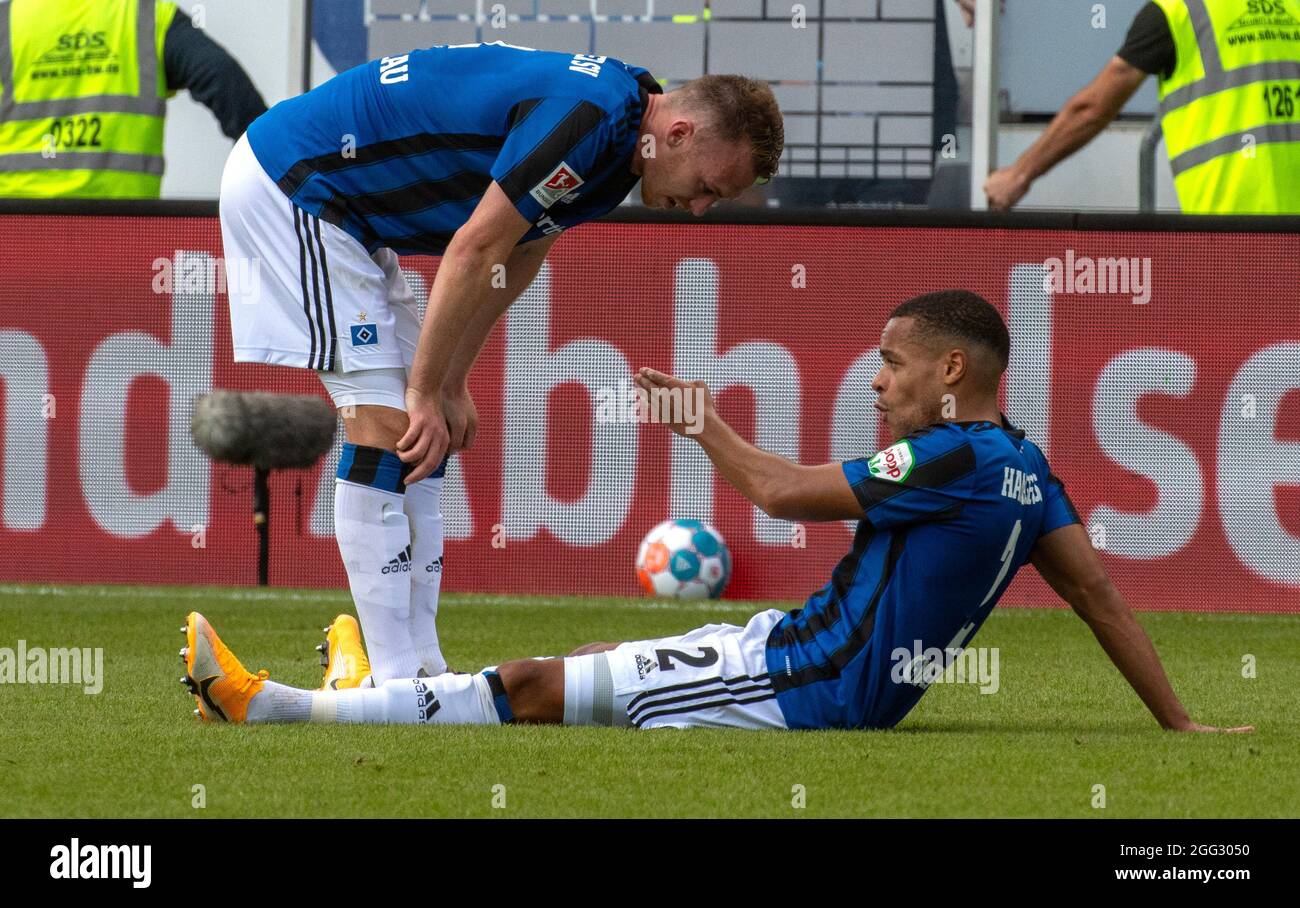 Heidenheim, Germany. 26th Aug, 2021. Football: 2nd Bundesliga, 1. FC Heidenheim - Hamburger SV, Matchday 5 at the Voith Arena. Hamburg's Sebastian Schonlau (l) and Jan Gyamerah discuss. Credit: Stefan Puchner/dpa - IMPORTANT NOTE: In accordance with the regulations of the DFL Deutsche Fußball Liga and/or the DFB Deutscher Fußball-Bund, it is prohibited to use or have used photographs taken in the stadium and/or of the match in the form of sequence pictures and/or video-like photo series./dpa/Alamy Live News Stock Photo