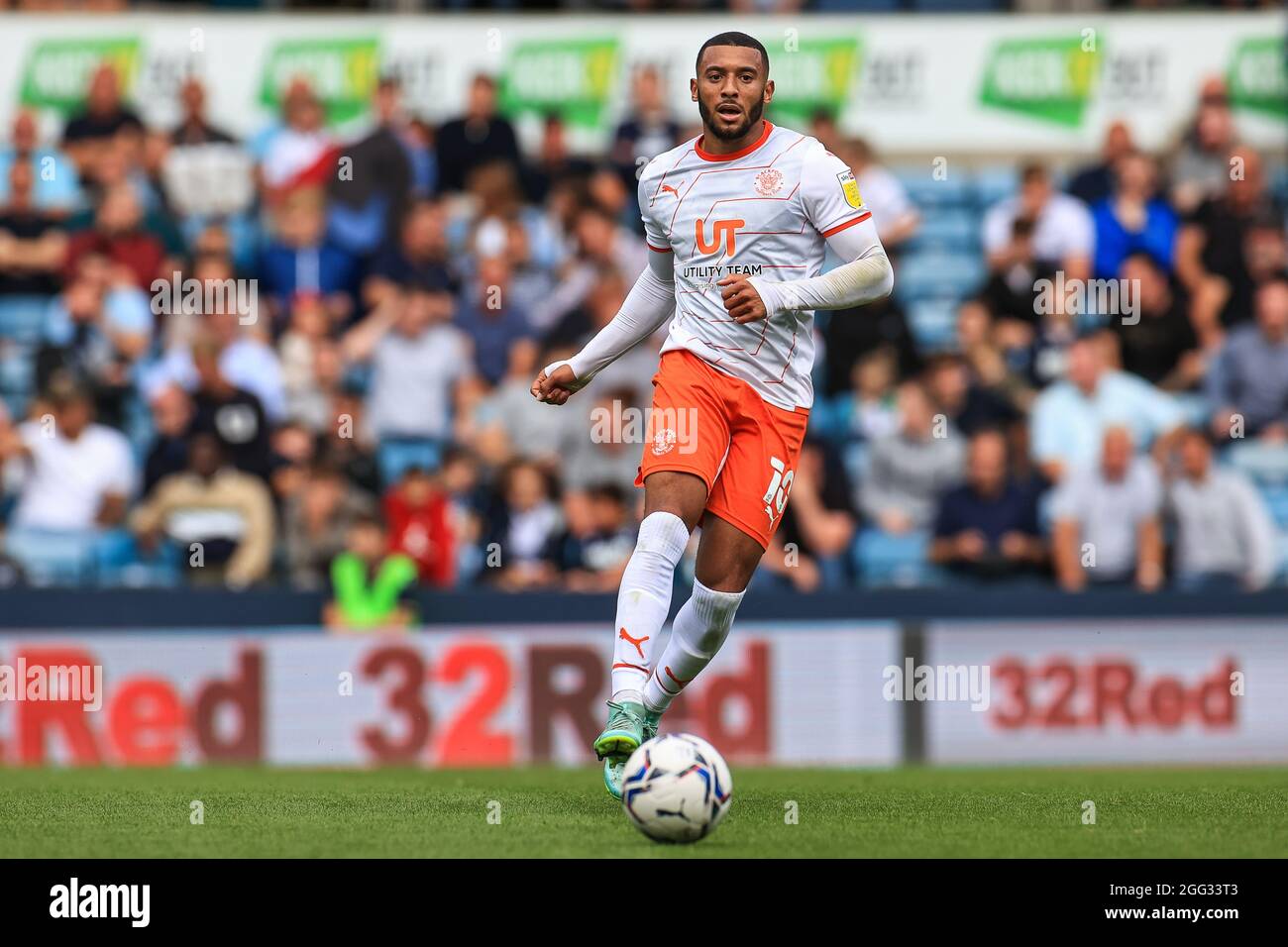 Keshi Anderson #10 of Blackpool passes the ball Stock Photo