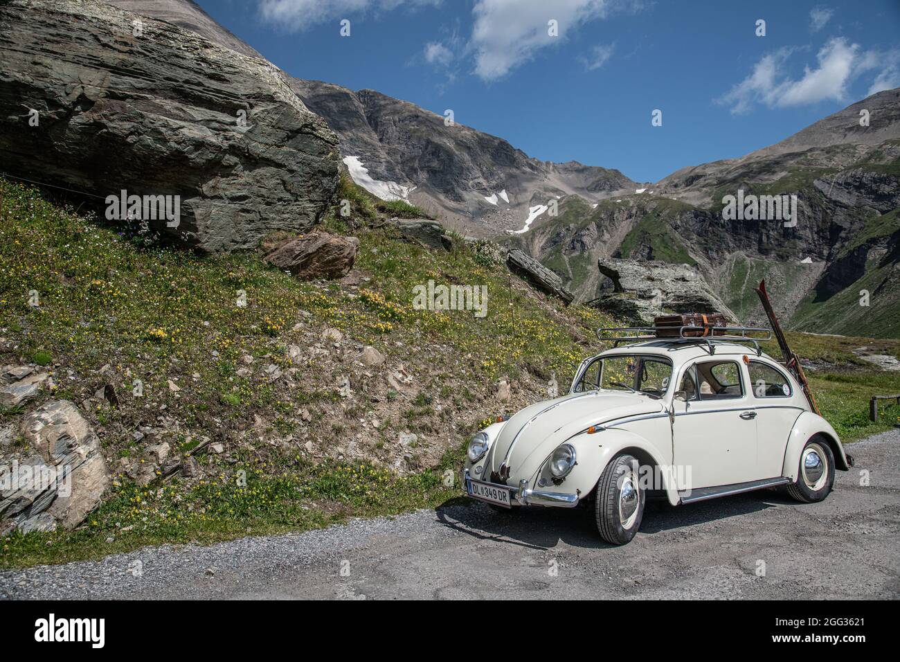 Auto Volkswagen-1300 'Beetle' at Grossglockner Hochalpenstrasse, with old suitcase and a pair of old wooden skier Stock Photo