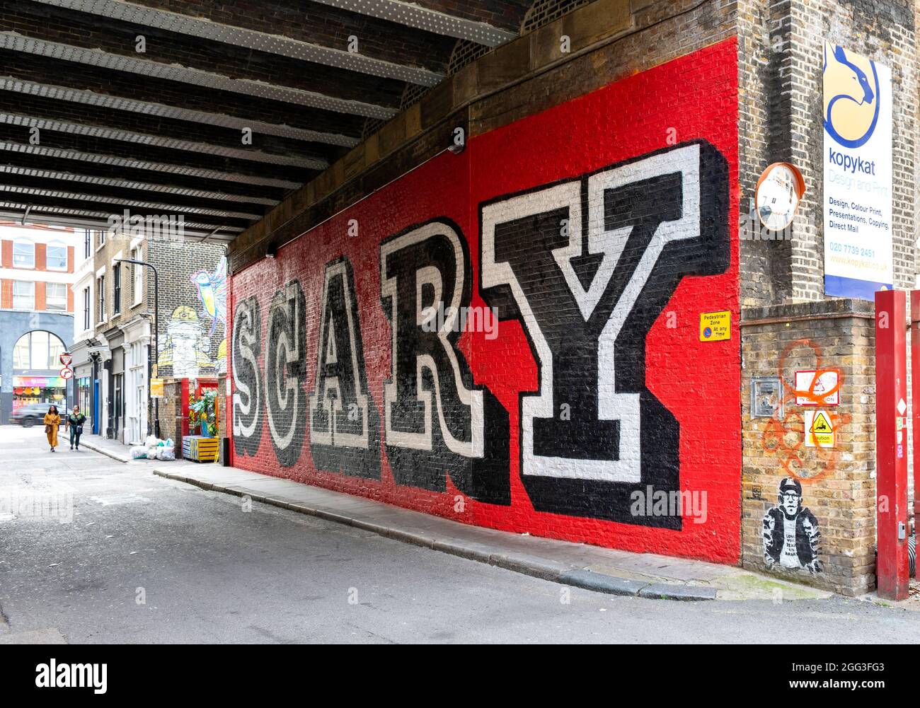 LONDON ARTISTIC AND CULTURAL AREA AROUND BRICK LANE CREATIVE DESIGNS COLOURFUL WALL RIVINGTON STREET BRIDGE Stock Photo