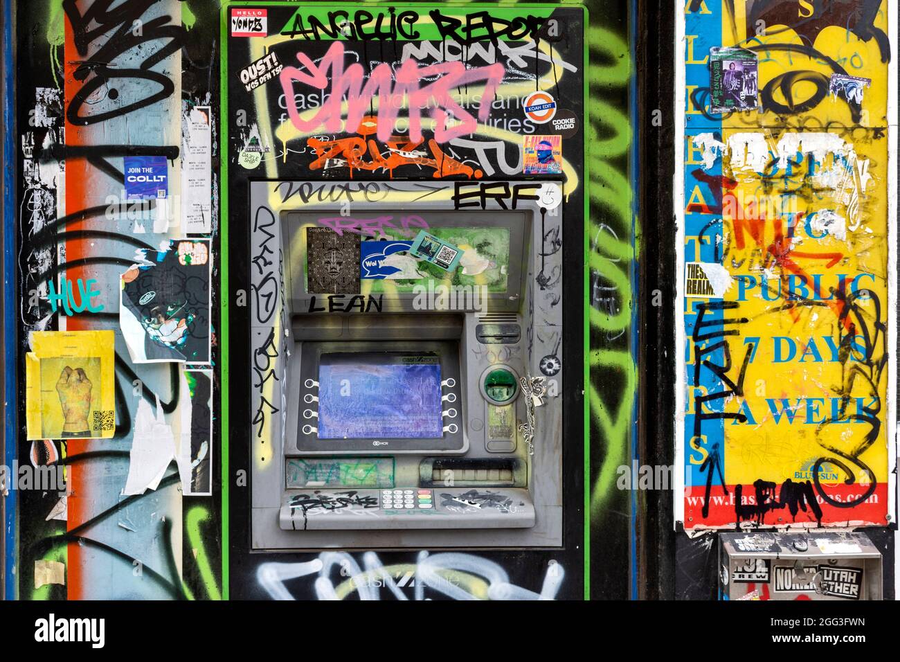 LONDON ARTISTIC AND CULTURAL AREA AROUND BRICK LANE WITH CREATIVE DESIGNS AN OLD ATM OR CASH MACHINE AND GRAFFITI Stock Photo