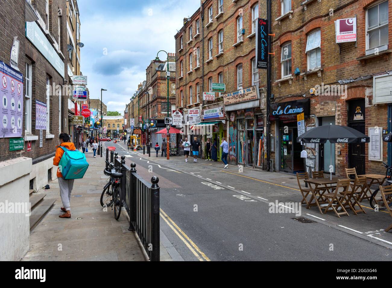 LONDON ARTISTIC AND CULTURAL AREA AROUND BRICK LANE WITH CREATIVE DESIGNS AND SLOGANS JUST EAT DELIVERY MAN Stock Photo