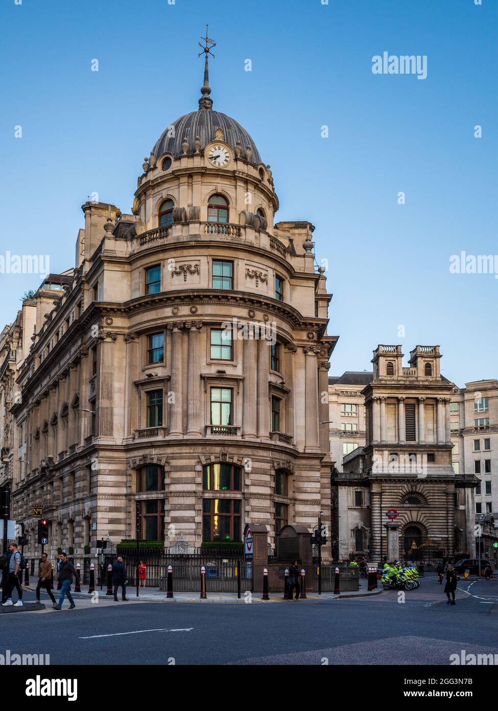 No 1 Cornhill London - No.1 Cornhill in the City of London Financial District - originally built 1903, now refurbished as serviced offices. Grade II. Stock Photo