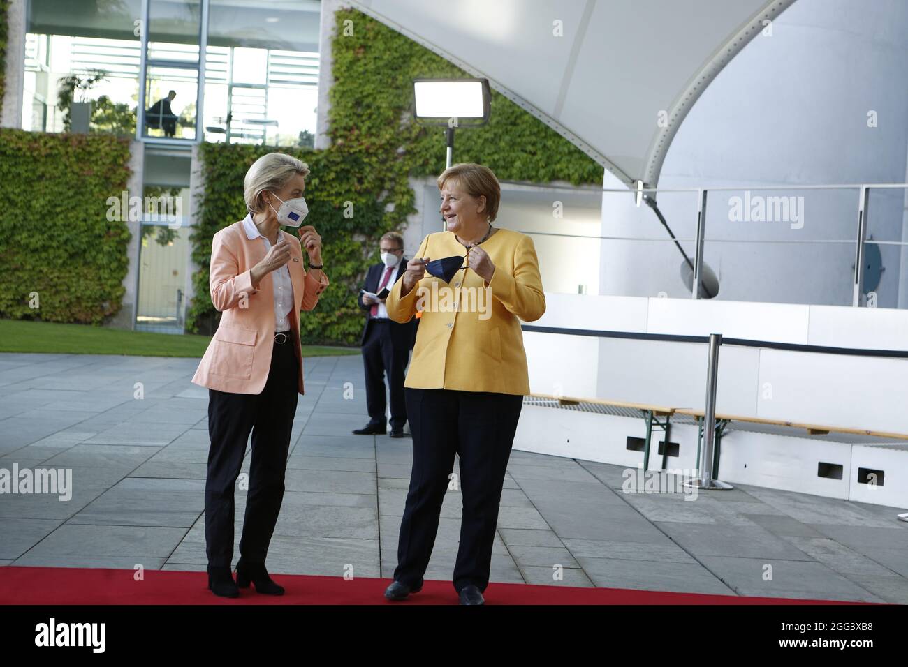 Berlin, Germany. 27th Aug, 2021. Berlin: Chancellor Angela Merkel receives the head of state Ursula von der Leyen, EU Kommission, shortly before the conference on the “G20 Compact with Africa (CwA)” in the courtyard of the Federal Chancellery. (Photo by Simone Kuhlmey/Pacific Press/Sipa USA) Credit: Sipa USA/Alamy Live News Stock Photo