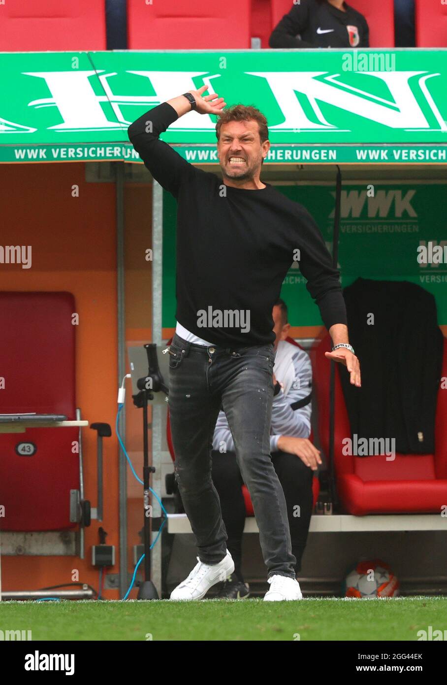 frustrated . Augsburg - coach Markus WEINZIERL after versustor to 1: 4. Soccer, FC Augsburg - Bayer 04 Leverkusen, Soccer Bundesliga, 3rd matchday, season 2021-2022, on August 28, 2021 in Augsburg, WWKARENA, Germany. DFL regulations prohibit any use of photographs as image sequences and/or quasi-video. ¬ Stock Photo