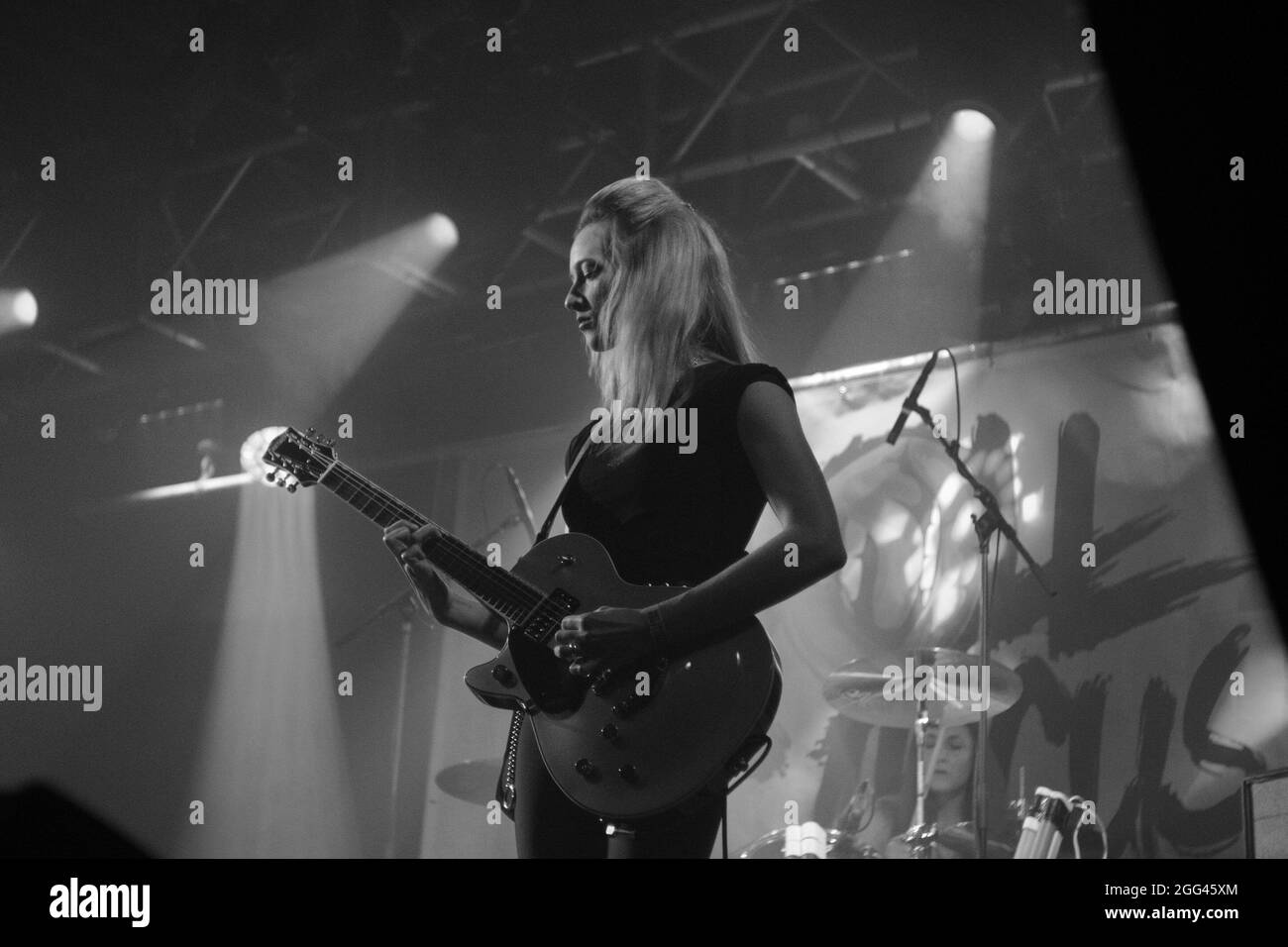 Katharella (Gitarre) von Doll Circus während des Social Distancing Konzert  im Backstage München. Credit: SPP Sport Press Photo. /Alamy Live News Stock  Photo - Alamy