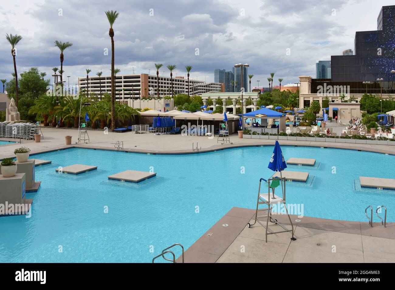 Paris, las vegas pool hi-res stock photography and images - Alamy