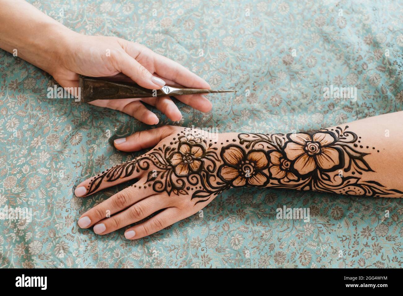 Henna tattoo hands hi-res stock photography and images - Alamy