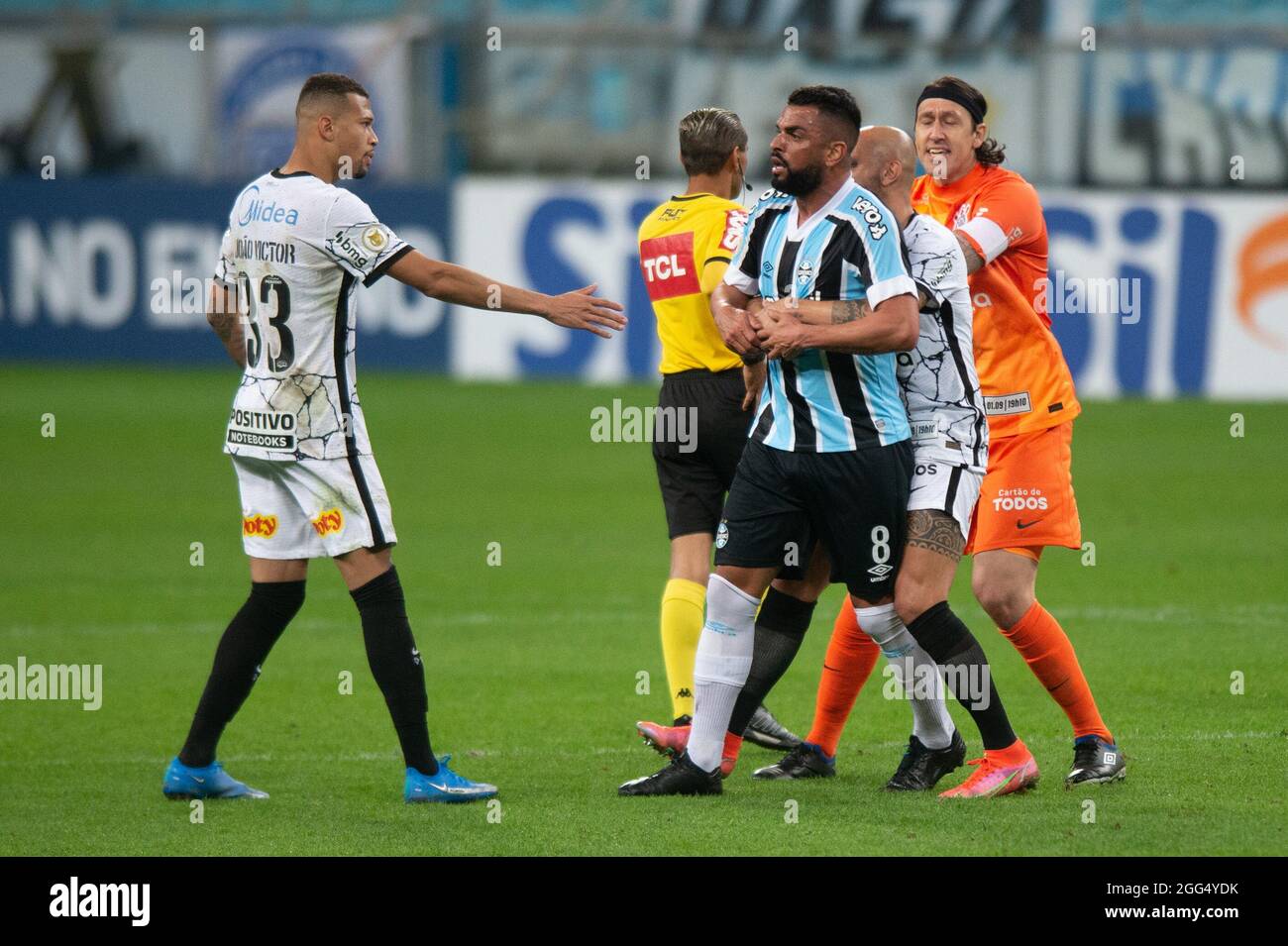 28th August 2021; Arena do Gremio, Porto Alegre, Brazil; Brazilian Serie A, Gremio versus Corinthians; Fábio Santos and Cássio from Corinthians hold back Maicon of Gr&#xea;mio after he received the red card in the 80th minute Stock Photo