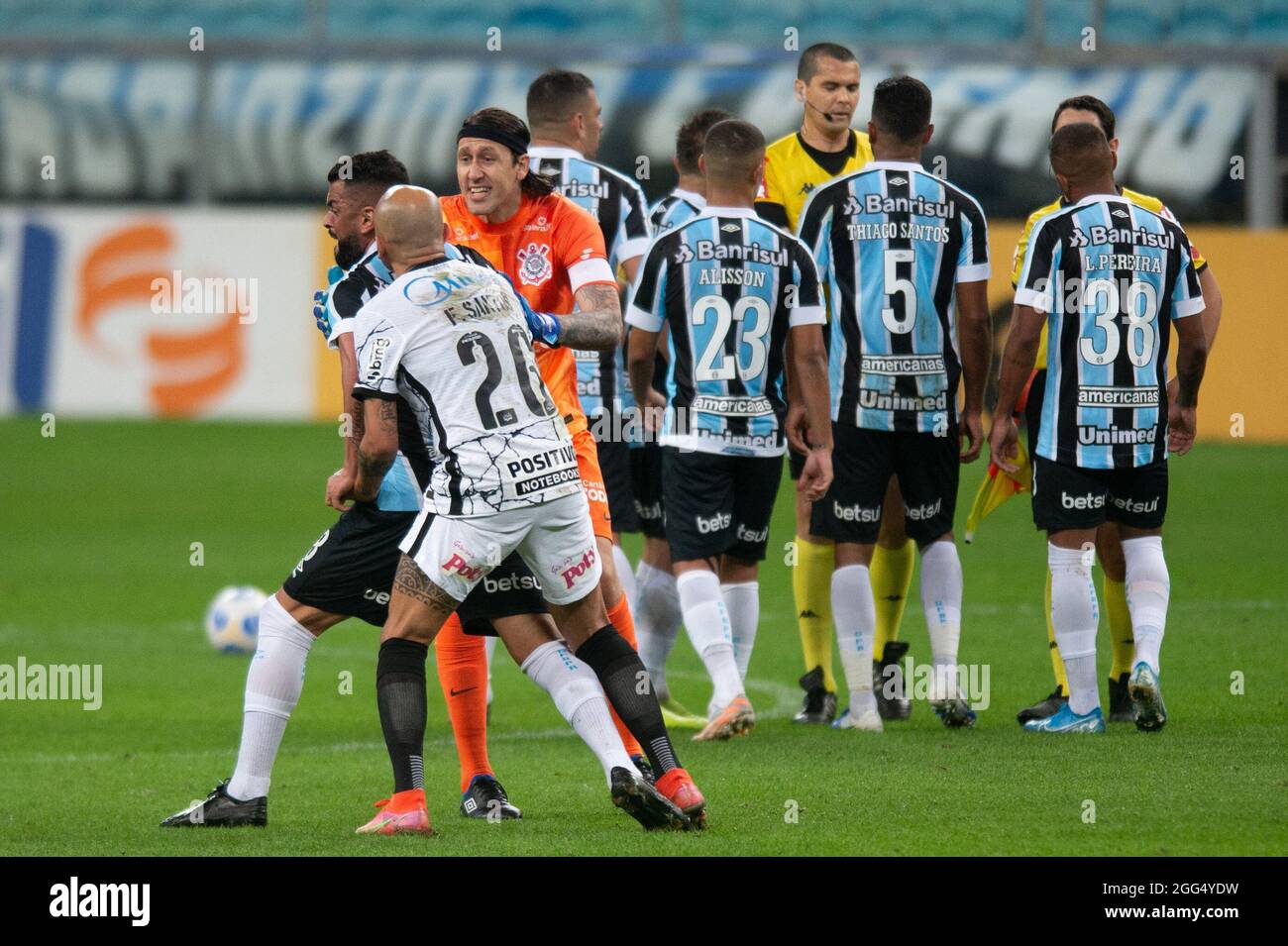 28th August 2021; Arena do Gremio, Porto Alegre, Brazil; Brazilian Serie A, Gremio versus Corinthians; Fábio Santos and Cássio from Corinthians holds back Maicon of Gr&#xea;mio after he received the red card in the 80th minute Stock Photo