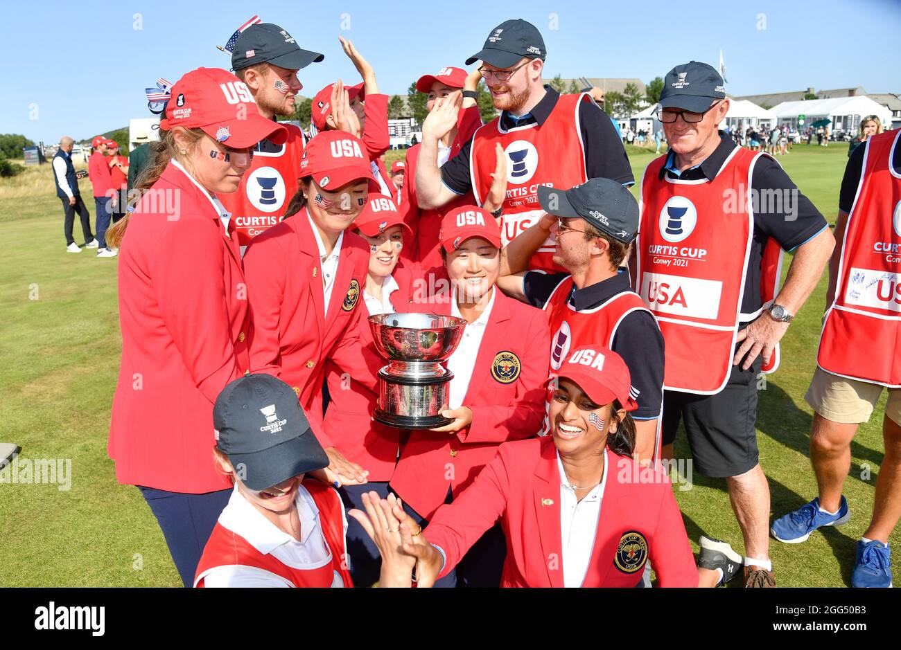 Team USA and their caddies pose for a TicToc selfie after winning the Curtis Cup 12.5 points to 7.5 points over Team GB&I after the 2021 Curtis Cup Da Stock Photo