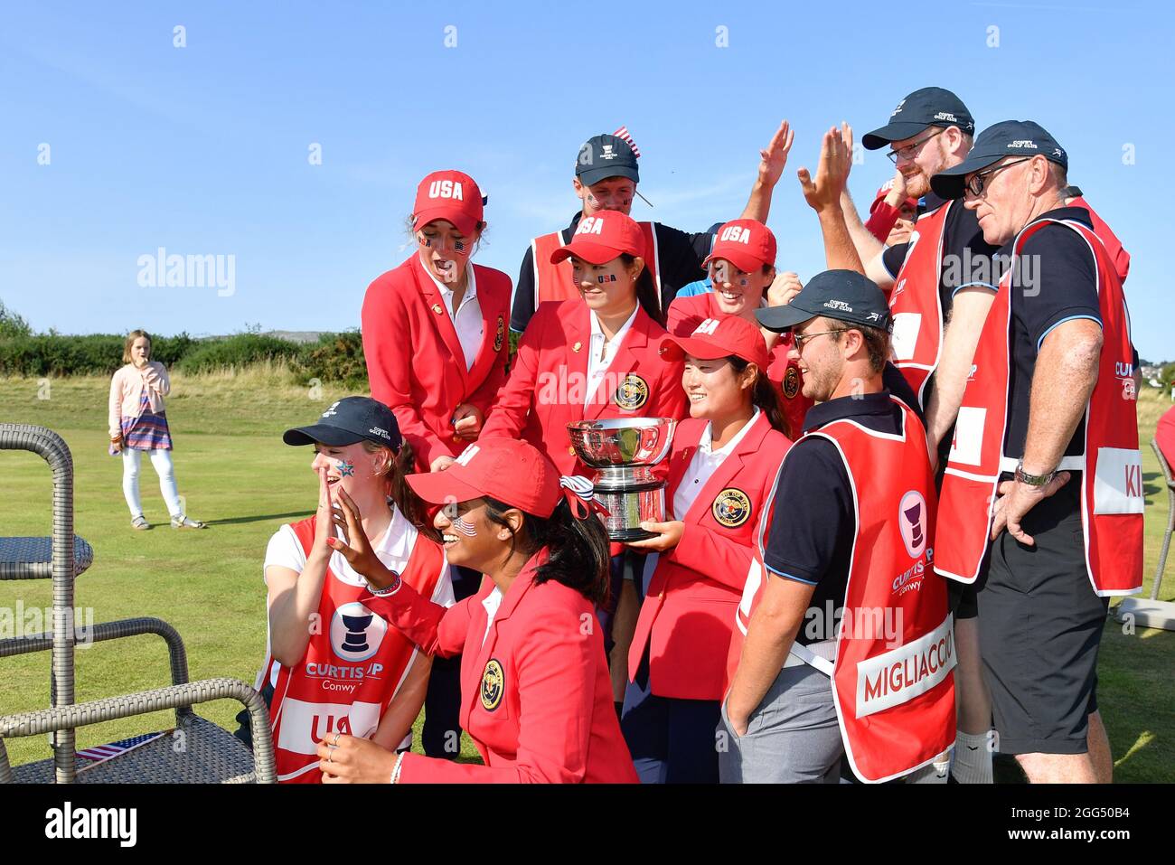 Team USA and their caddies pose for a TicToc selfie after winning the Curtis Cup 12.5 points to 7.5 points over Team GB&I after the 2021 Curtis Cup Da Stock Photo