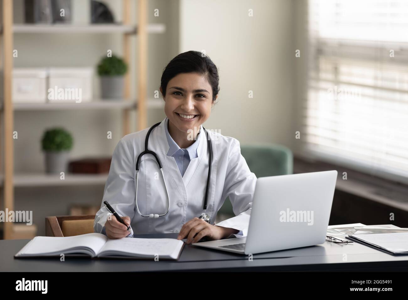Indian female doctor computer hi-res stock photography and images - Alamy