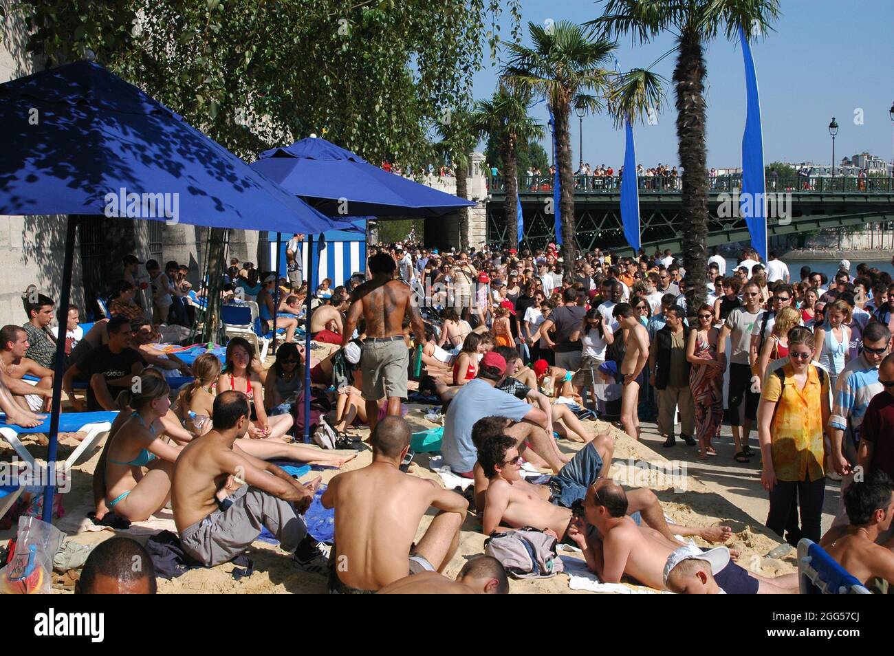 FRANCE. PARIS (75) CROWDS AT THE PEAK PERIODS ON THE PARIS-PLAGE. EACH YEAR FROM JULY 15 TO AUGUST 15 THE CITY OF PARIS CONVERTS THE QUAYS OF THE SEIN Stock Photo