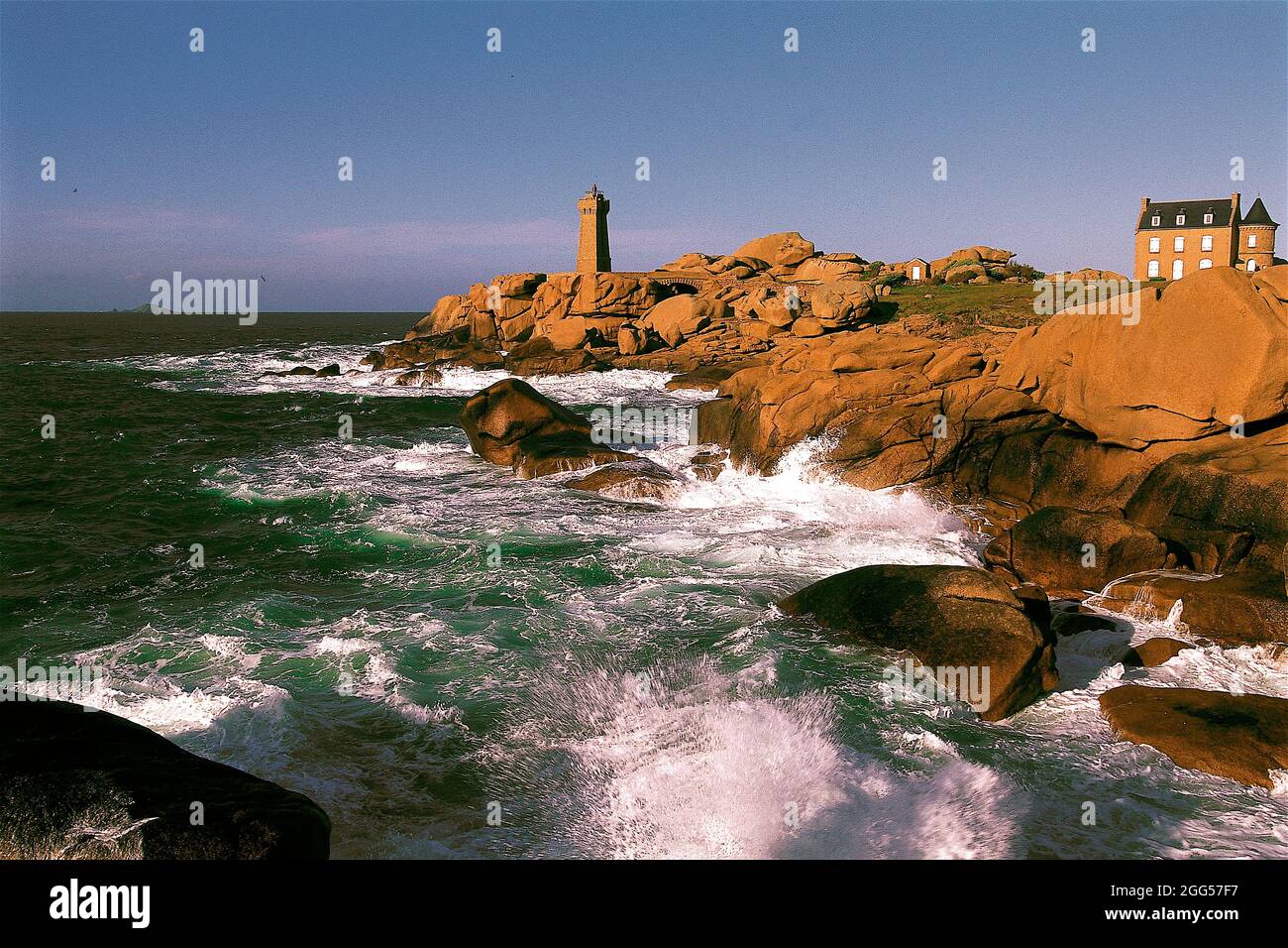 FRANCE. BRITTANY REGION. COTES D'ARMOR (22) PINK GRANITE COAST. POINTE DE SQUEWEL. THE MEAN RUZ LIGHTHOUSE BUILT OF GRANITE FROM PLOUMANAC'H Stock Photo