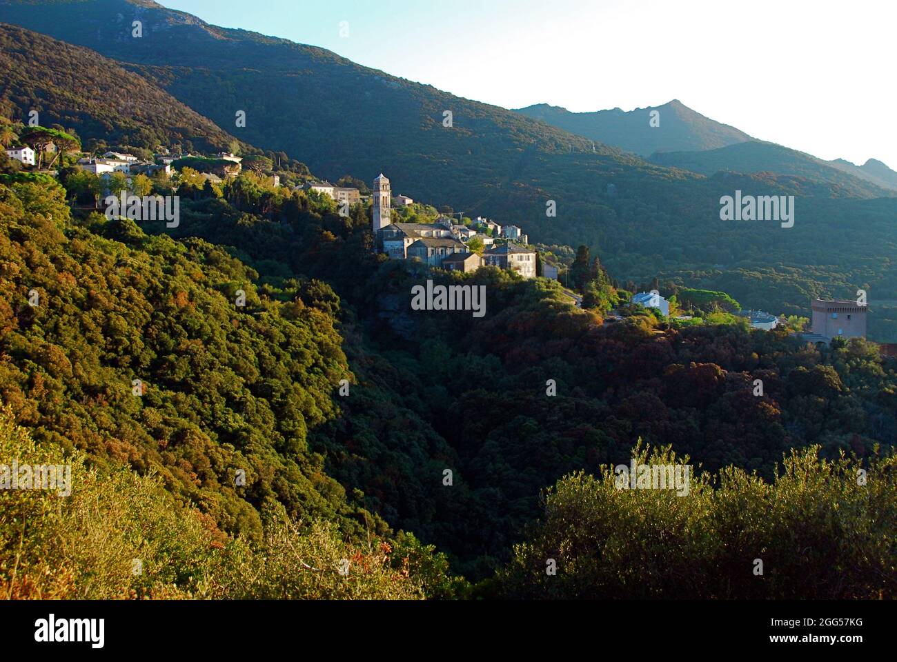 FRANCE. NORTHERN CORSICA (2B) THE CLIFF ROAD FROM SAINT-FLORENT TO THE PORT OF CENTURI NEAR THE VILLAGE OF MORSAGLIA Stock Photo