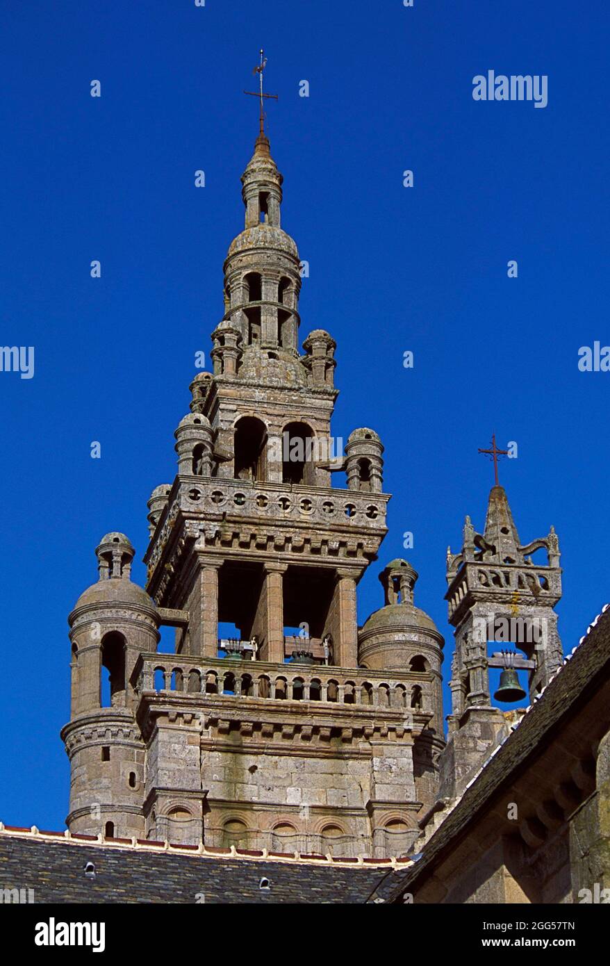 FRANCE. BRITTANY REGION. FINISTERE (29) THE CHURCH OF NOTRE-DAME DE KROAZ-BATZ Stock Photo